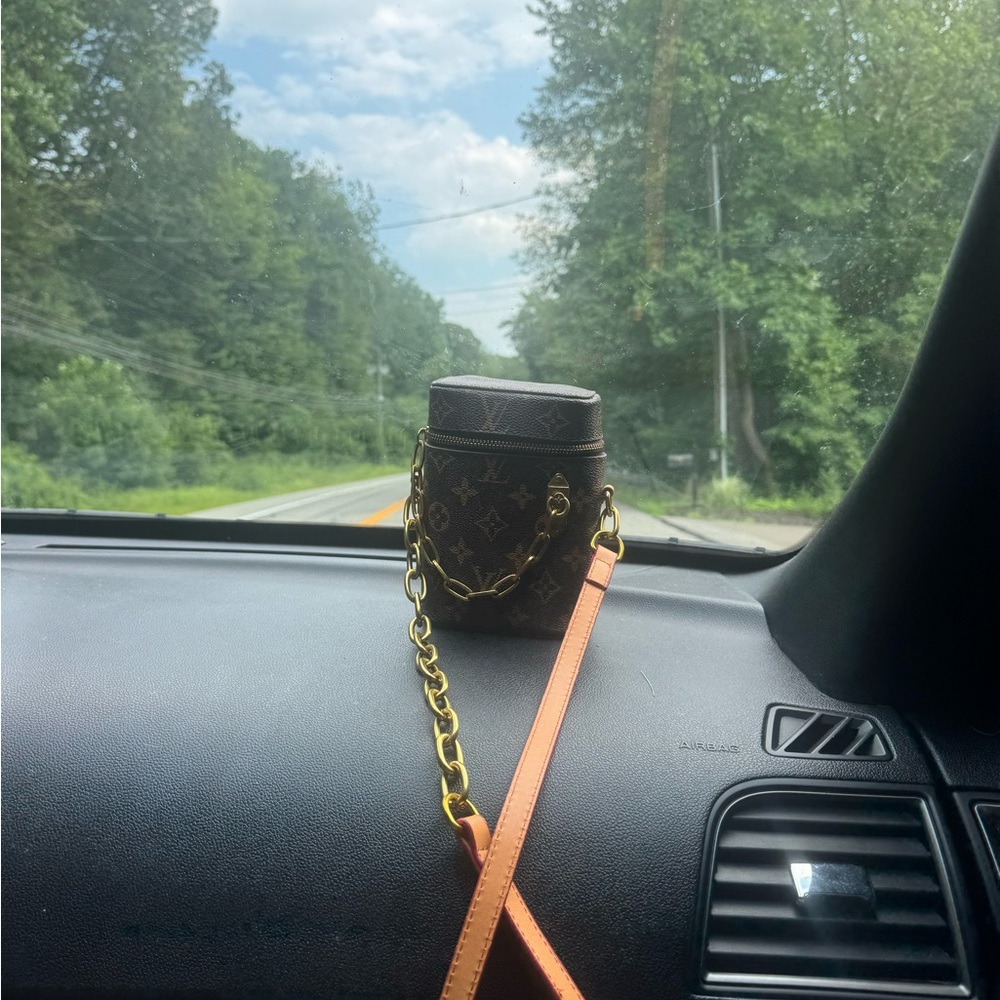 Louis Vuitton phone bag - Picture 1 of 4